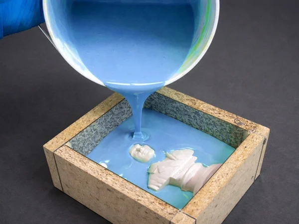 模具制作的硅胶灌注过程