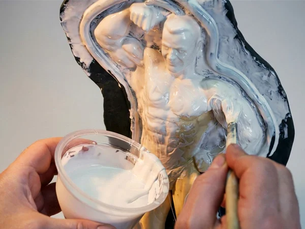 涂抹初始硅胶细节层以捕捉精细纹理